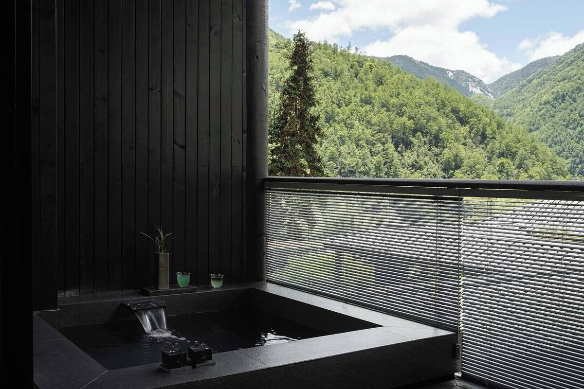 Chambre Deluxe avec lits jumeaux, balcon, vue sur la colline | Baignoire à remous extérieure