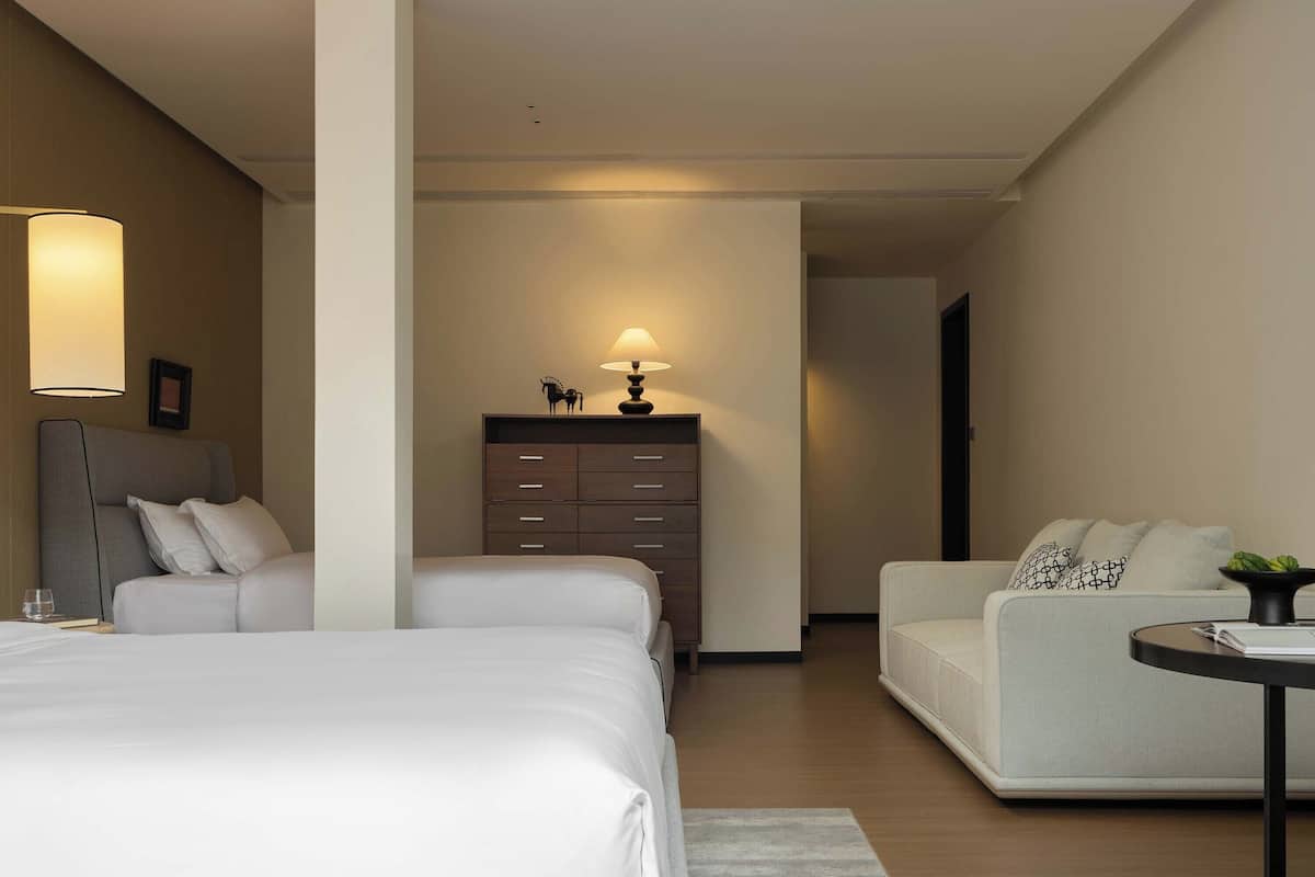 Chambre luxueuse avec lits jumeaux, balcon, vue sur la colline | Literie de qualité, bureau, espace de travail pour ordinateurs portables