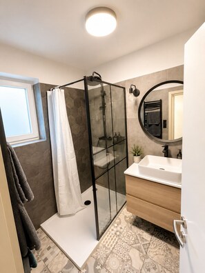 Dusche, Haartrockner, Handtücher, Seife