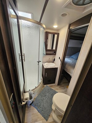Dusche, Handtücher, Seife, Toilettenpapier