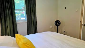 2 bedrooms, WiFi (free), bed sheets