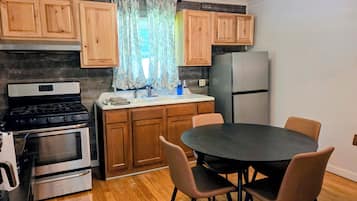 Coffee/tea maker, fridge, microwave, oven