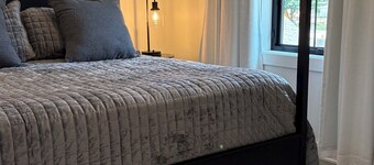 Gezellig Carriage House - The Zuid Holland Suite - Pella's Premier Retreat