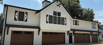 Gezellig Carriage House - The Zuid Holland Suite - Pella's Premier Retreat