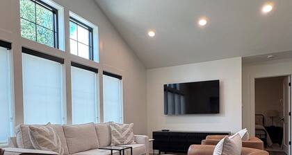 Gezellig Carriage House - The Zuid Holland Suite - Pella's Premier Retreat