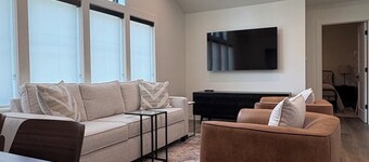 Gezellig Carriage House - The Zuid Holland Suite - Pella's Premier Retreat