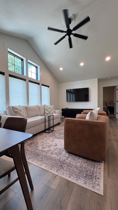 Gezellig Carriage House - The Zuid Holland Suite - Pella's Premier Retreat
