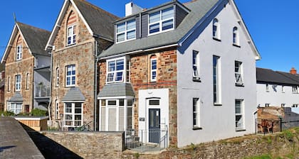 Elegant Riverside Apartment for 4