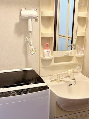 Haartrockner, Bidet, Handtücher, Seife