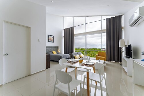 High Ceiling Oceanview Studio | Pool & Beach