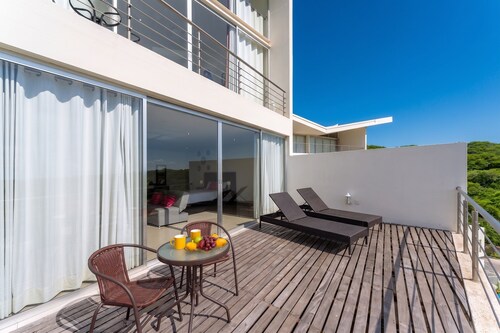 2nd Level Oceanview Studio | Pool & Beach