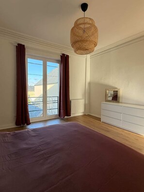 Een strijkplank/strijkijzer, gratis wifi, beddengoed