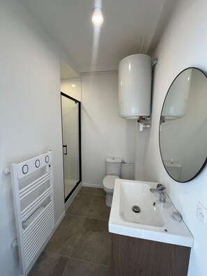 Een douche, een haardroger, handdoeken, toiletpapier