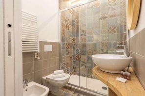Sèche-cheveux, serviettes fournies, papier toilette