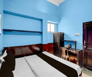 A hotel room with a bed, a desk, a chair, a wardrobe, and a door. - Hotel O Singar Nagar Metro Station Lucknow (Lucknow)