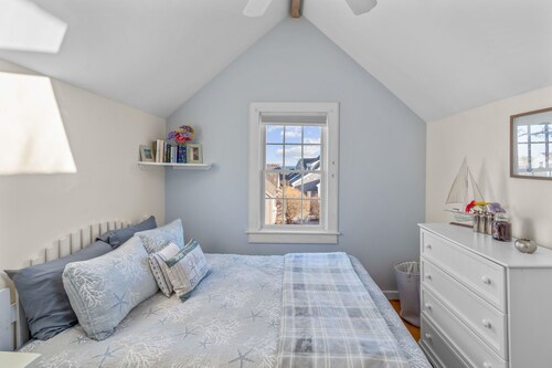 Cozy 2-bedroom condo in lovely Maushop Village