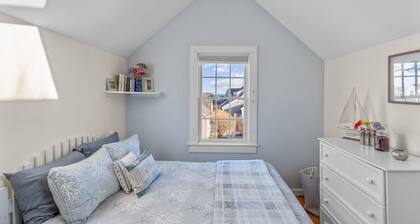 Cozy 2-bedroom condo in lovely Maushop Village
