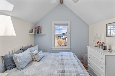 Cozy 2-bedroom condo in lovely Maushop Village