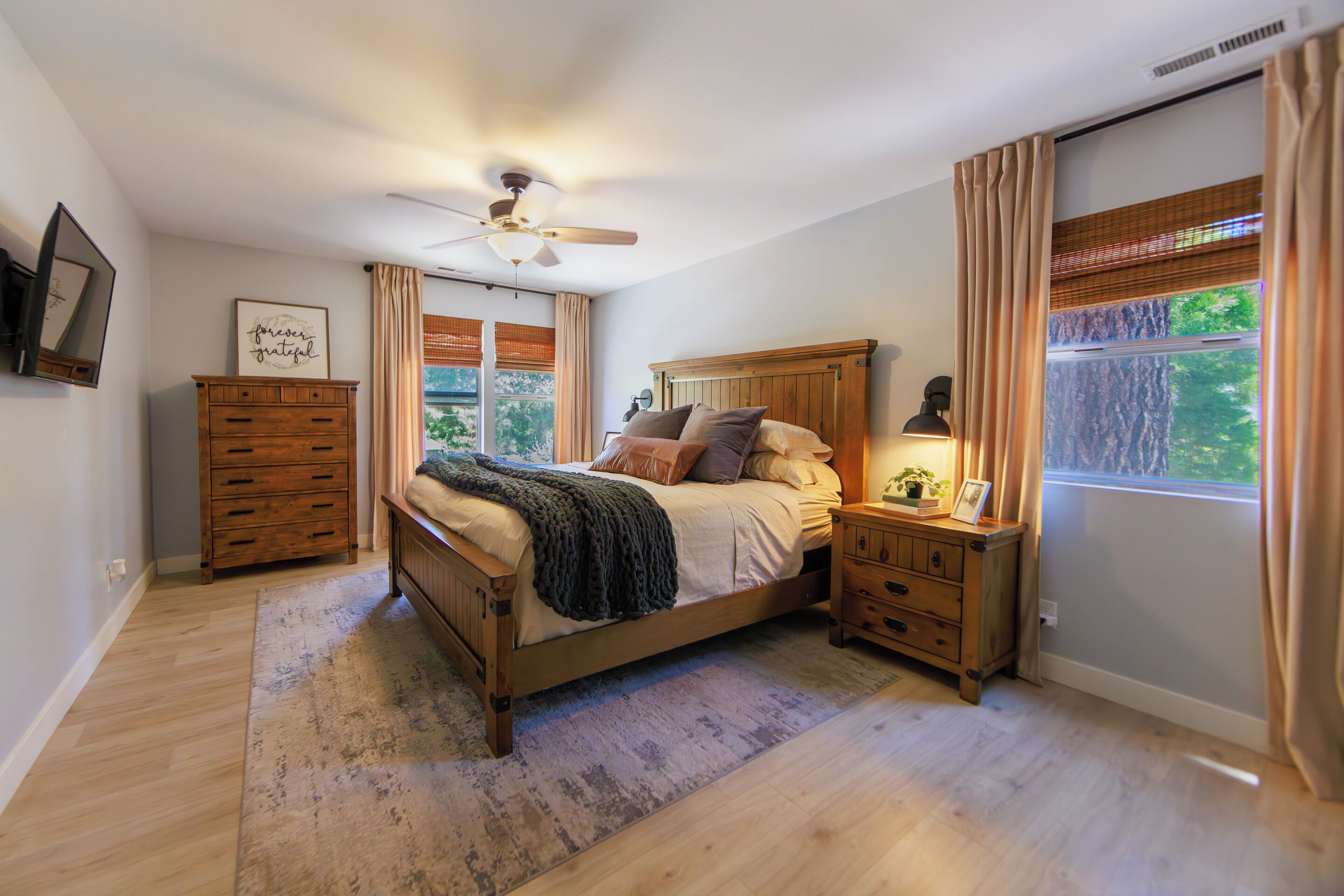 3 slaapkamers, een bureau, een strijkplank/strijkijzer, reisbedje