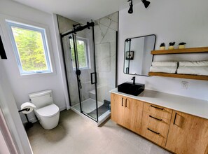 Hair dryer, towels, toilet paper - L'intrépide ski-golf-détente-motoneige-
mont Adstock- famille (Adstock)