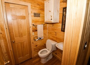 Dusche, Haartrockner, Handtücher, Toilettenpapier