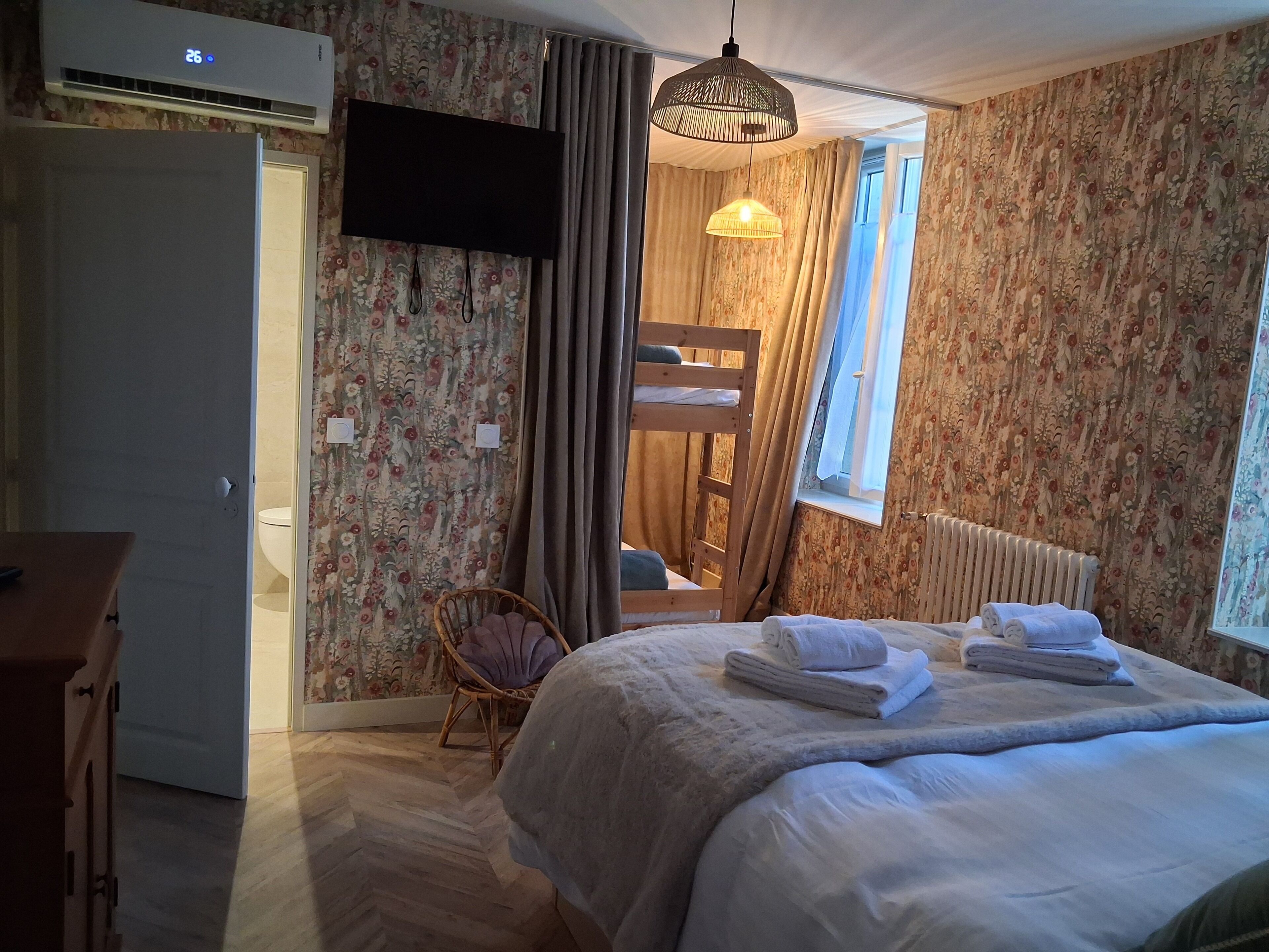 6 bedrooms, desk, iron/ironing board, travel cot