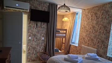 6 bedrooms, desk, iron/ironing board, travel crib
