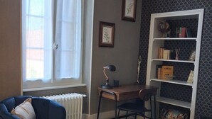 Télévision, cheminée, livres, chaîne hi-fi