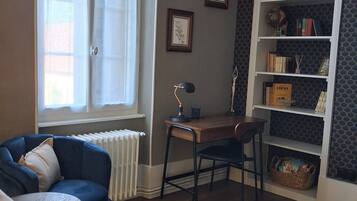 TV, caminetto, libri, impianto stereo