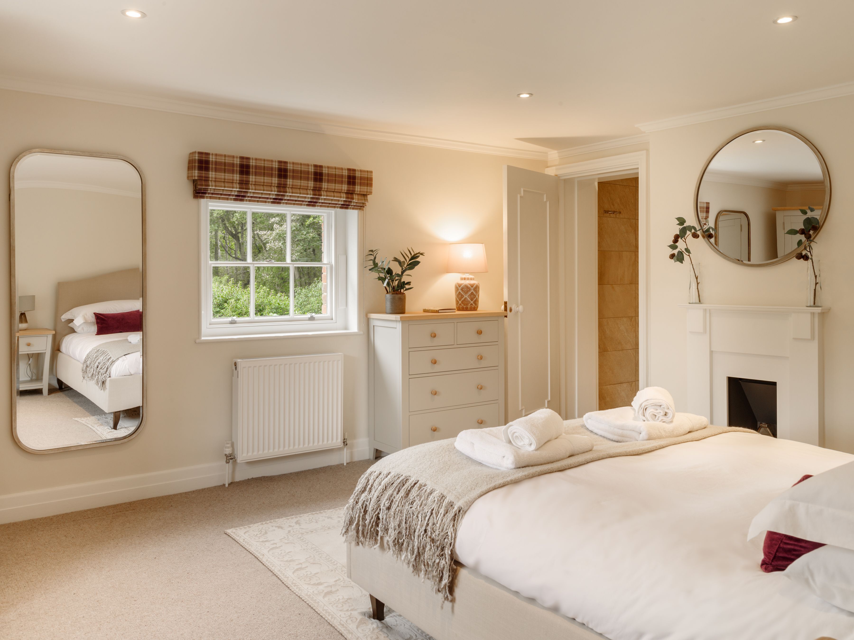 Desk, iron/ironing board, WiFi, bed sheets