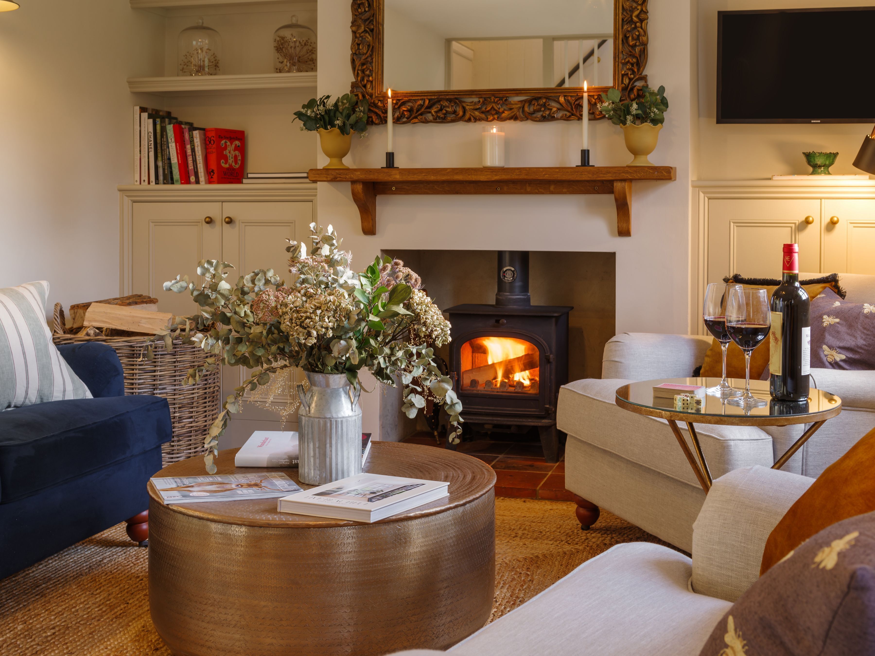 Smart TV, fireplace, ping pong, books