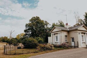 Un edificio con techo a dos aguas, una chimenea y un letrero que dice 'WARE LODGE'.