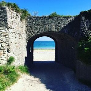 A stone archway leading to a beach. - House for rent, 5 minutes from the beach, Samzun, Belle-Île-en-Mer (Locmaria)