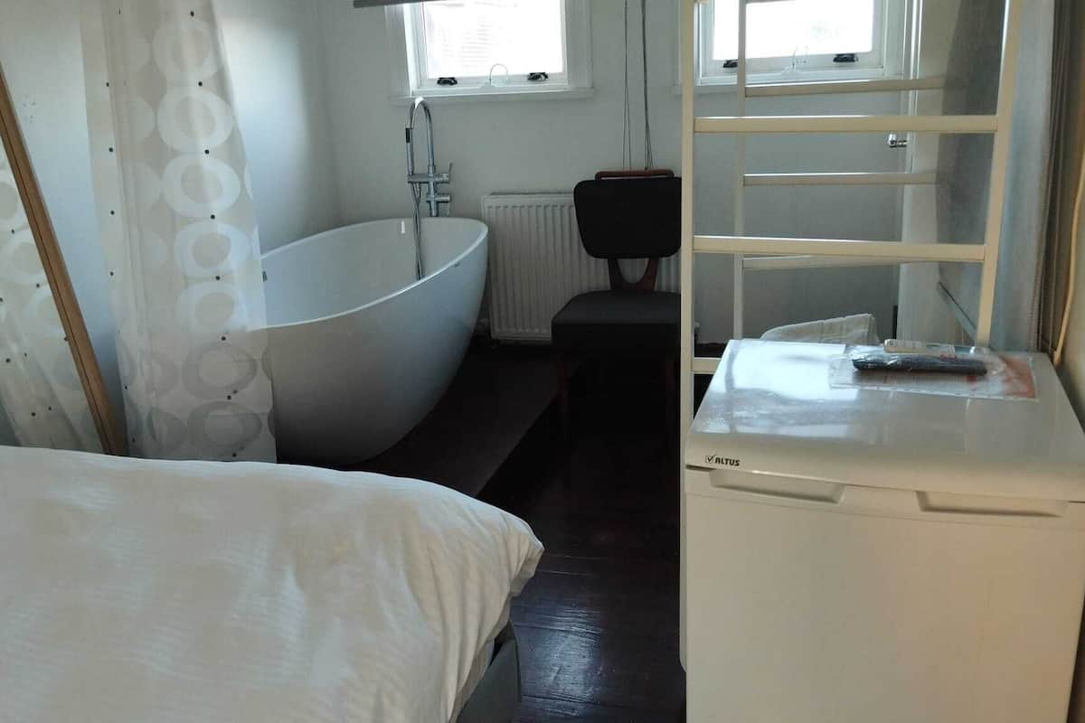 Habitación doble Deluxe, vista al mar | Tabla de planchar con plancha y wifi gratis