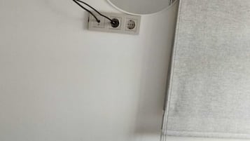 Habitación doble económica, vista al jardín | Tabla de planchar con plancha y wifi gratis