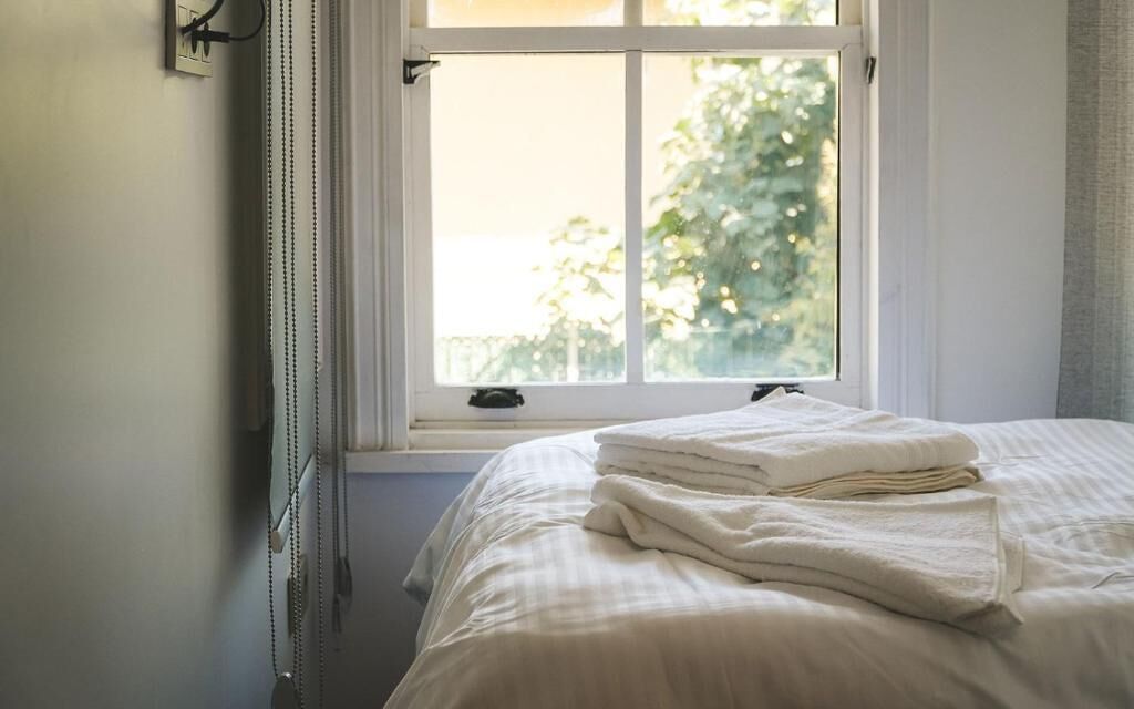 Kahden hengen deluxe-huone, merinäköala | Silitysrauta/-lauta, ilmainen Wi-Fi