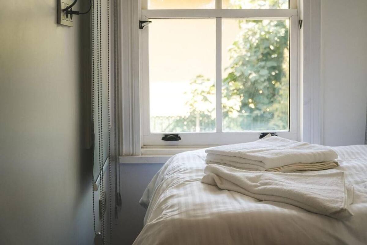 Kahden hengen deluxe-huone, merinäköala | Silitysrauta/-lauta, ilmainen Wi-Fi