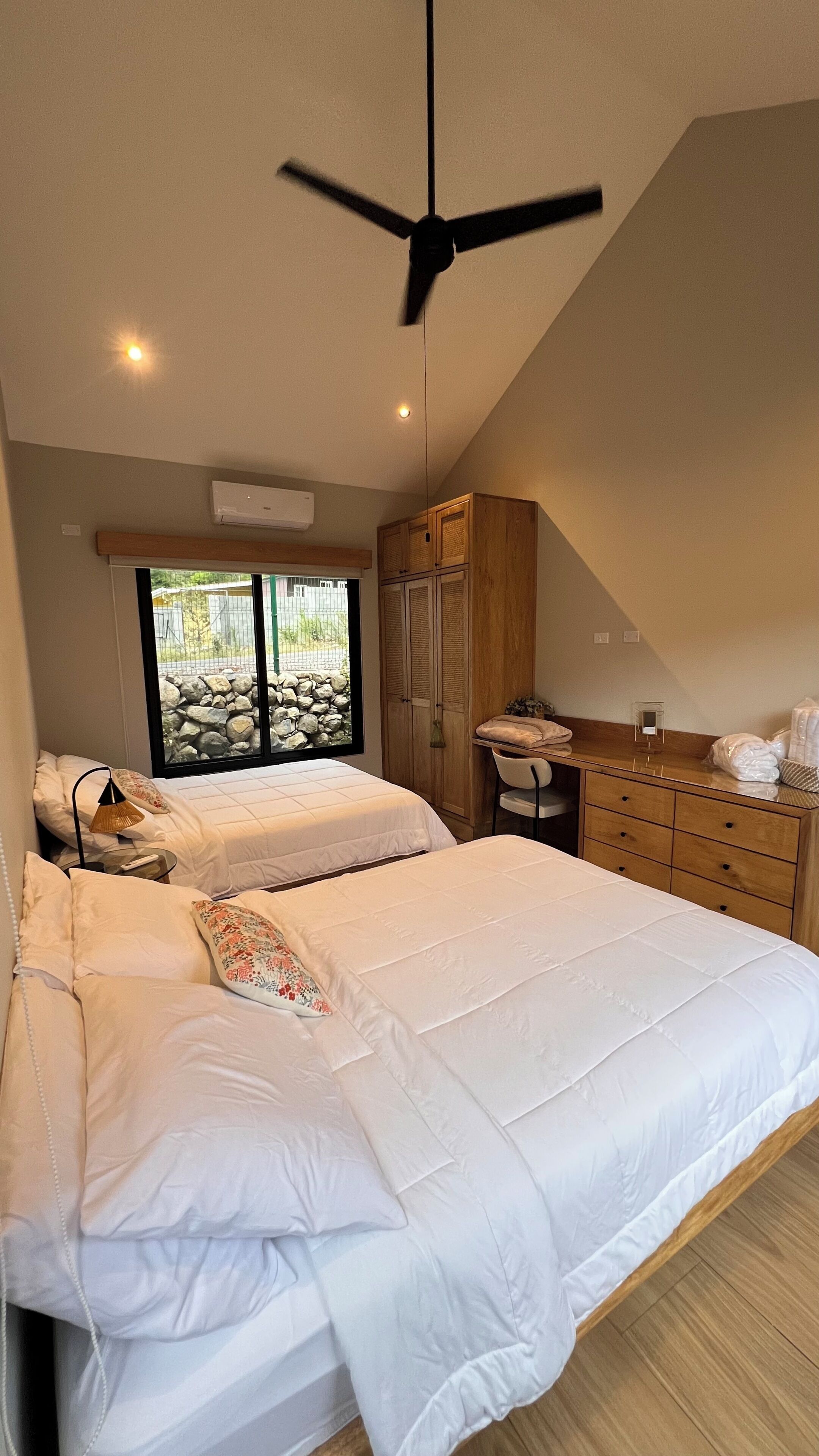 2 habitaciones, tabla de planchar con plancha, wifi y ropa de cama 