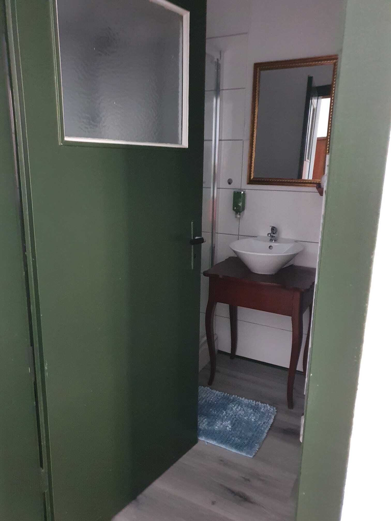 Dusche, Haartrockner, Handtücher, Toilettenpapier