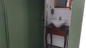 Dusche, Haartrockner, Handtücher, Toilettenpapier