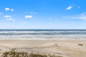 Ein Strand mit blauem Himmel und Meereswellen.