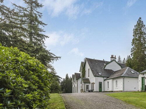 Pretty Estate House With Hot Tub