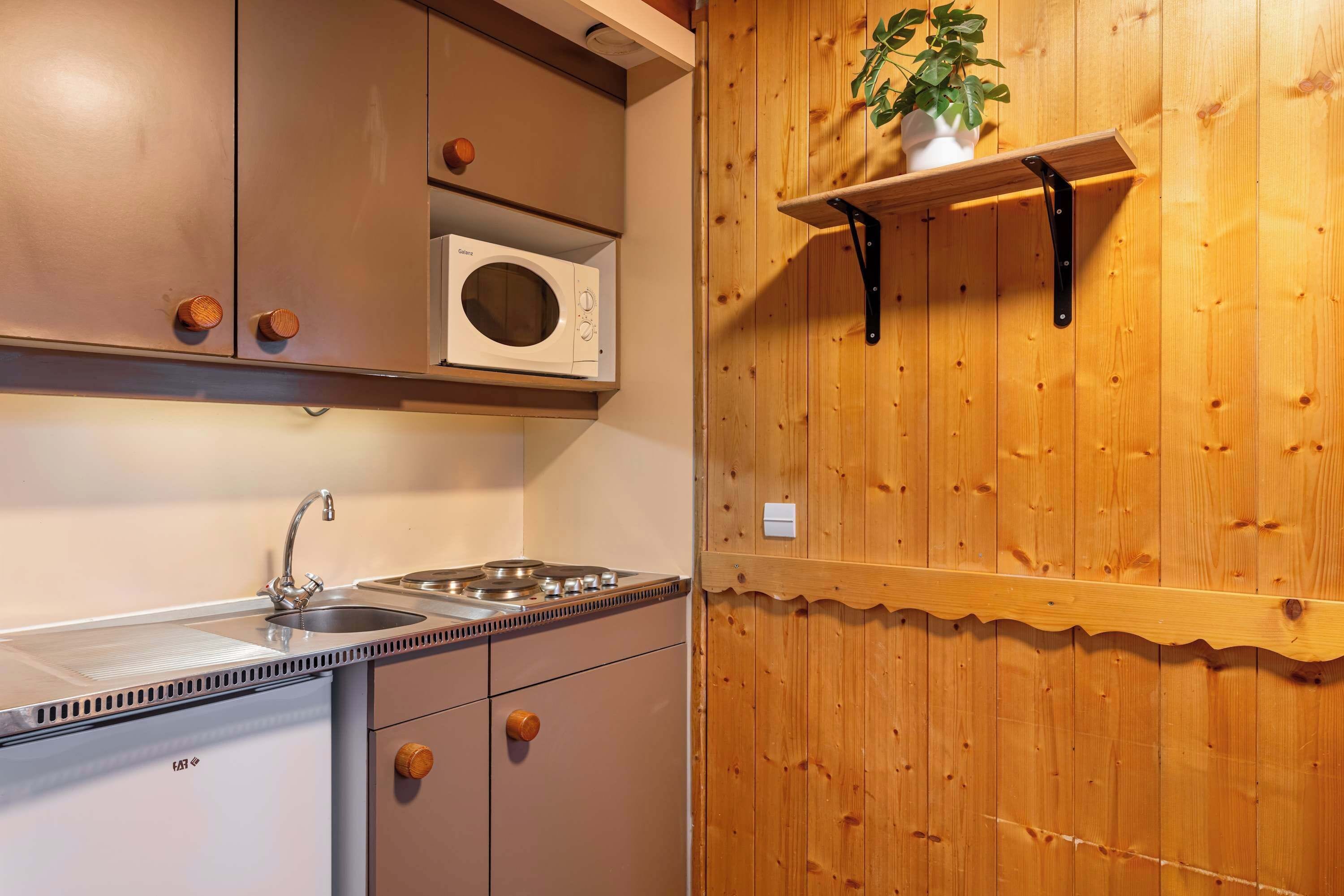 Refrigerador, microondas, parrilla de estufa y tetera eléctrica 