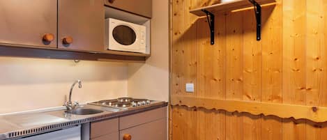 Fridge, microwave, stovetop, electric kettle