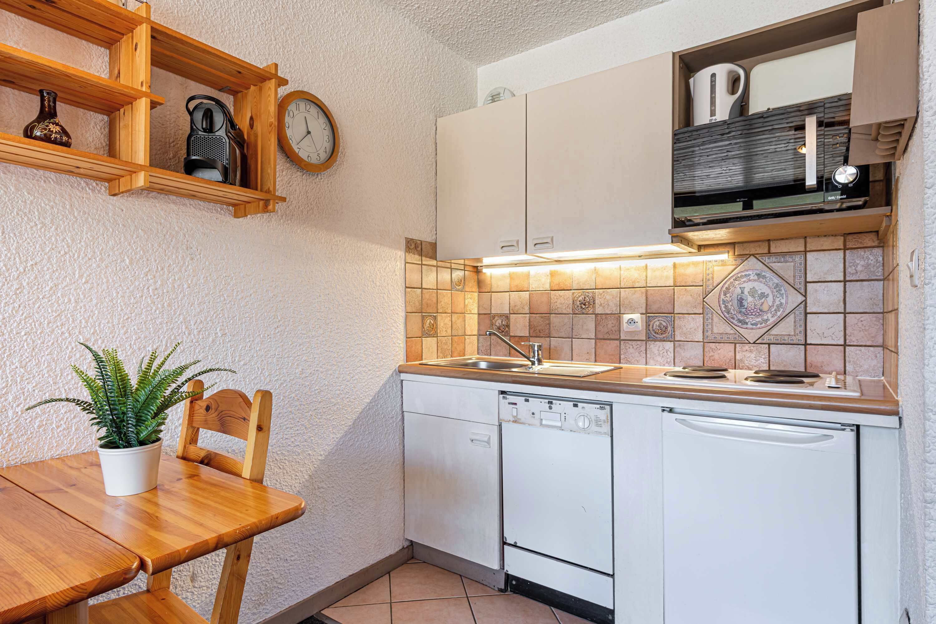 Kaffetrakter/tekoker, kjøleskap, mikrobølgeovn og ovn
