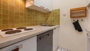 Una cucina con forno, lavello e lavastoviglie.