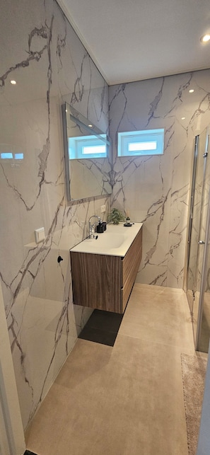 Bathroom - Wonderful 1-bedroom apartment in Waarland for a relaxing stay. Near by the beach (Waarland)