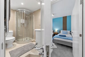 Bathroom - Spacious & Cosy Camden Town 3BR Sleeps 7! Only 10 Min to St Pancras Station! (London)
