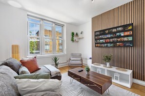 Living area - Spacious & Cosy Camden Town 3BR Sleeps 7! Only 10 Min to St Pancras Station! (London)