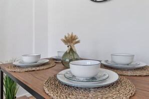 Dining - Spacious & Cosy Camden Town 3BR Sleeps 7! Only 10 Min to St Pancras Station! (London)